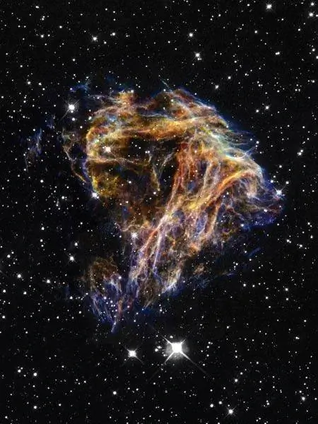 Листы обломков взорвавшейся звезды кружатся в галактике Большое Магелланово Облако (БМО).