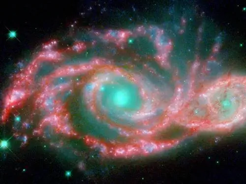 Две сливающиеся галактики, расположенные на расстоянии 140 миллионов световых лет от Земли, на этом снимке напоминают гигантскую небесную маску.