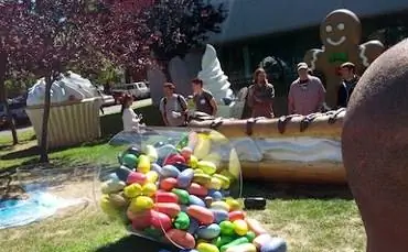 Статуя мармеладных бобов прибыла в Googleplex