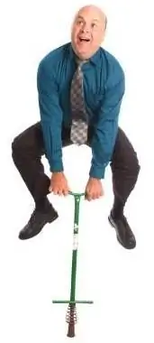 парень-подпрыгивает на пого-палке