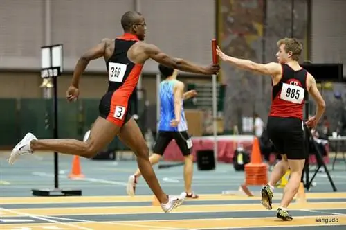 Обмен эстафетными палочками в гонке