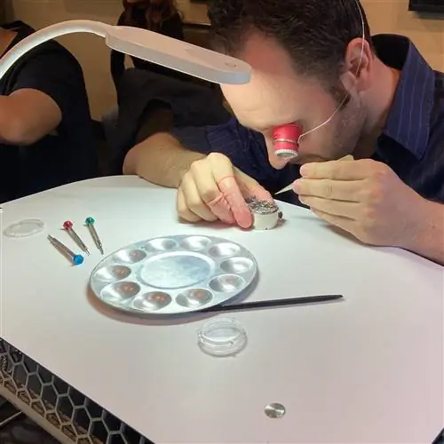 Завершив курс HSNY Watchmaking 101-103, человек может получить «самый близкий к тому, чтобы дать чему-то жизнь»