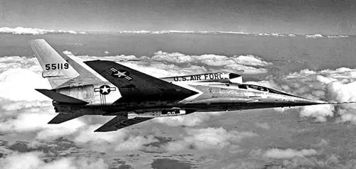 Хотя пилоту F-107A было бы трудно проверить свою шестерку, он, вероятно, мог бы обогнать своего противника. На испытаниях 1956 года самолет достиг скорости 2 Маха.