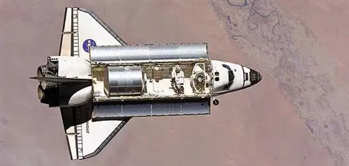 Главный двигатель шаттла - самый испытанный большой ракетный двигатель в мире. В 1996 году компонент турбины (показанный здесь ученым НАСА) прошел испытания воздушного потока, чтобы помочь инженерам создать более эффективную систему.