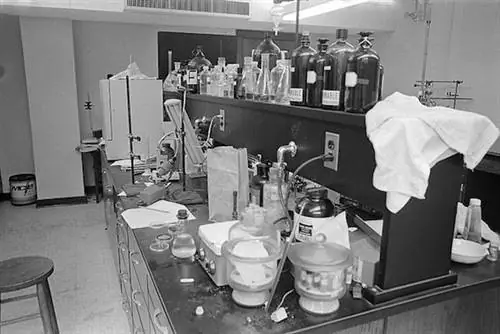 Это не та лаборатория, о которой идет речь.