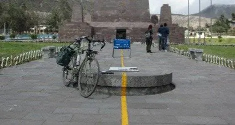 Примерно в 15 милях к северу от Кито