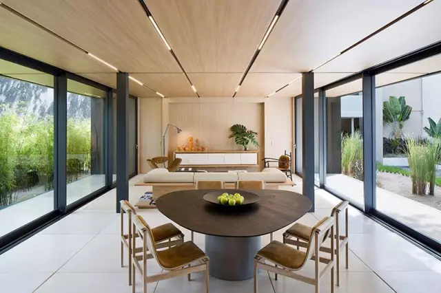 Этот бразильский дом использует различные материалы как расширение окружающего засушливого ландшафта