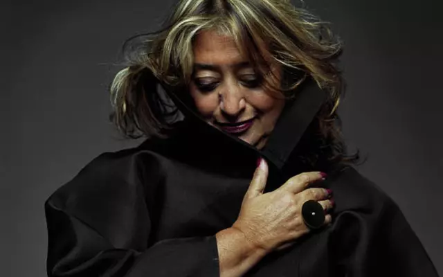 «Drone Footage» показывает башню с тысячной башней Заха Хадид, приближающуюся к завершению