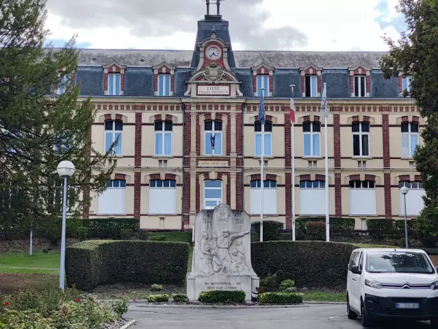 Lycee François Truffaut Многоцелевой зал / f.au