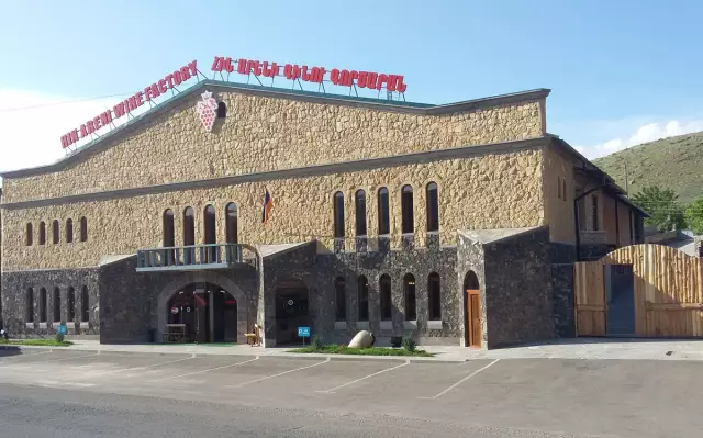 Винный завод «Стоби» / Александр Радевский + Виктория Ставрик