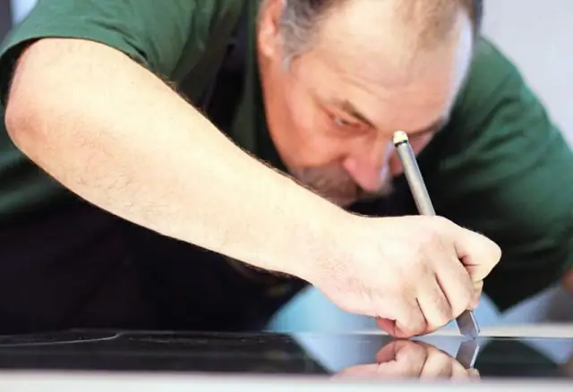 Теория проливает свет на то, как именно разбивается стекло: расчеты детализируют силы, которые трансформируют металлическое стекло под нагрузкой, и показывают, где оно может выйти из строя