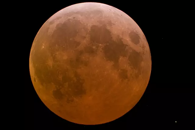 Интересное фото дня: Пляжный пейзаж во время лунного затмения