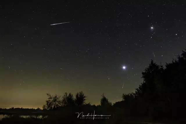 В этом захватывающем таймлапсе самолеты выглядят как эпические падающие звезды