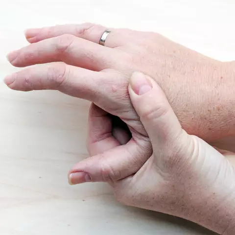 Куда положить руки на фотографиях