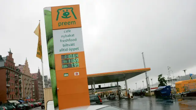 Растаявший пруд проваливается под лед в Гренландии