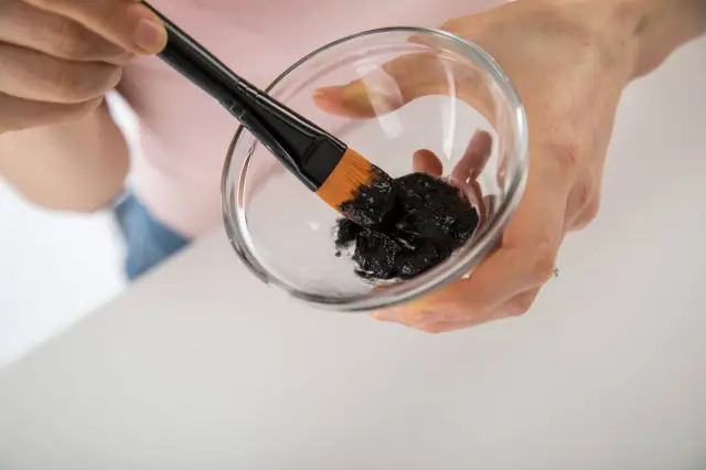 На Канаду оказывают давление с целью регулирования содержания тяжелых металлов в косметике