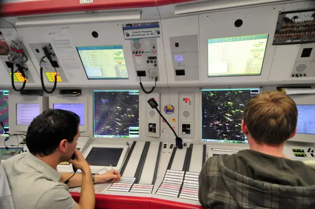 Авиадиспетчеры планируют маршруты для экономичных рейсов