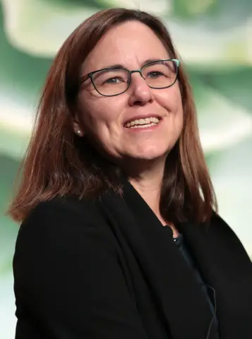 Острая критика Энни Леонард в отношении ограничений и торговли