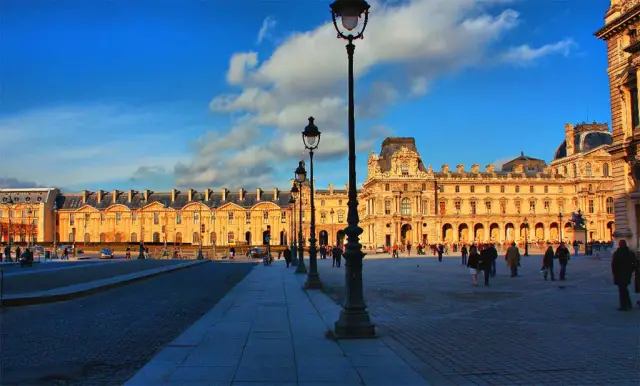 Активисты пытаются вывезти африканский артефакт из парижского музея